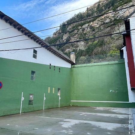 Calmfranc Atico Abuhardillado Con Vistas Al Rio Y La Montana Avistamiento De Ciervos En Canfranc Pueblo Exteriér fotografie