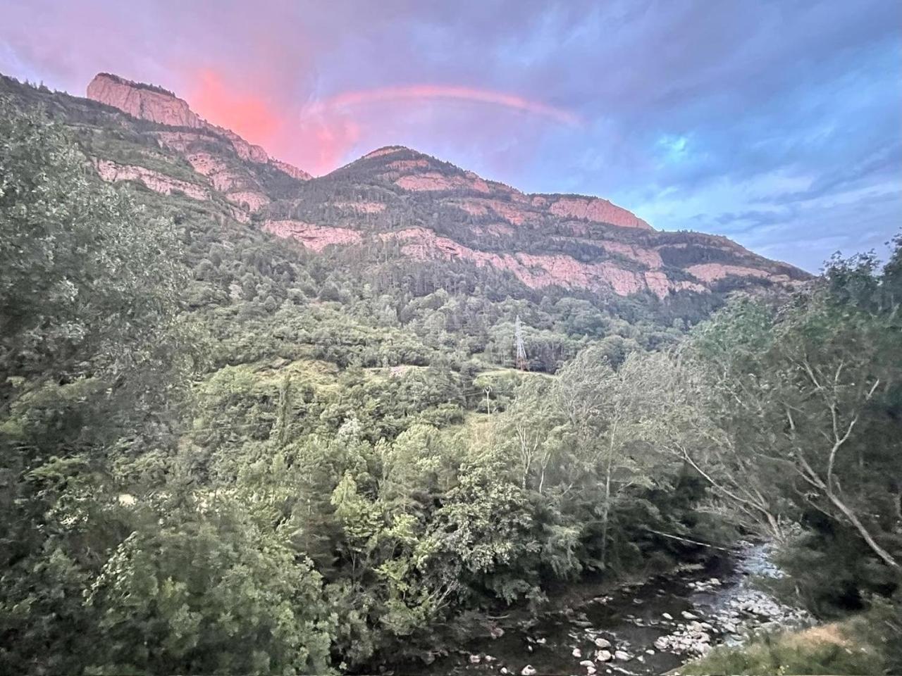 Calmfranc Atico Abuhardillado Con Vistas Al Rio Y La Montana Avistamiento De Ciervos En Canfranc Pueblo Exteriér fotografie