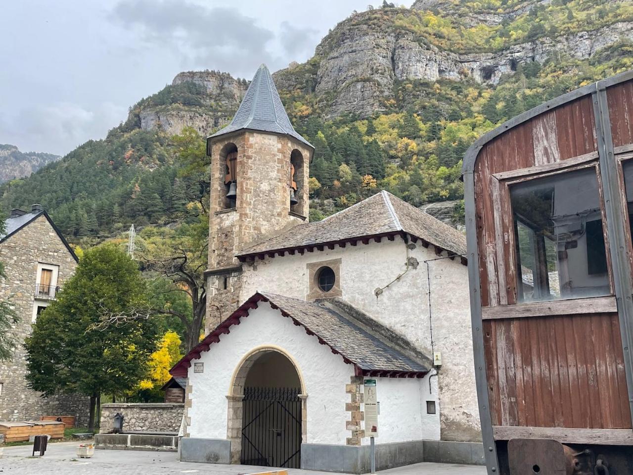 Calmfranc Atico Abuhardillado Con Vistas Al Rio Y La Montana Avistamiento De Ciervos En Canfranc Pueblo Exteriér fotografie