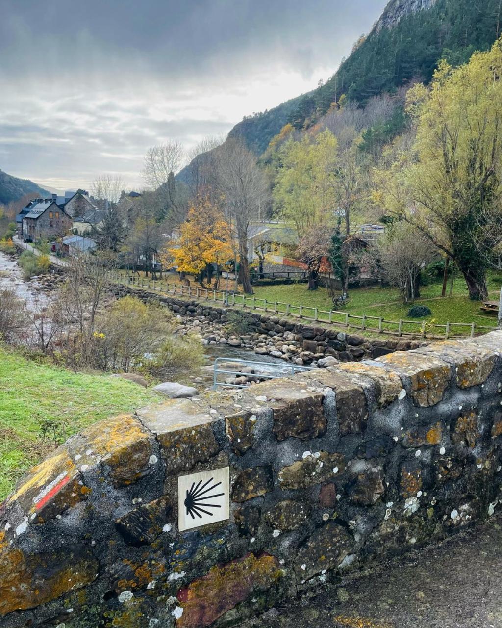 Calmfranc Atico Abuhardillado Con Vistas Al Rio Y La Montana Avistamiento De Ciervos En Canfranc Pueblo Exteriér fotografie
