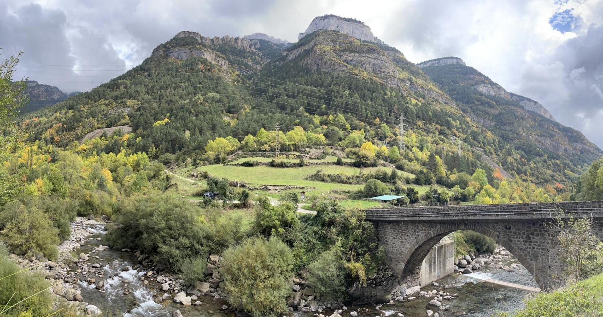Calmfranc Atico Abuhardillado Con Vistas Al Rio Y La Montana Avistamiento De Ciervos En Canfranc Pueblo Exteriér fotografie