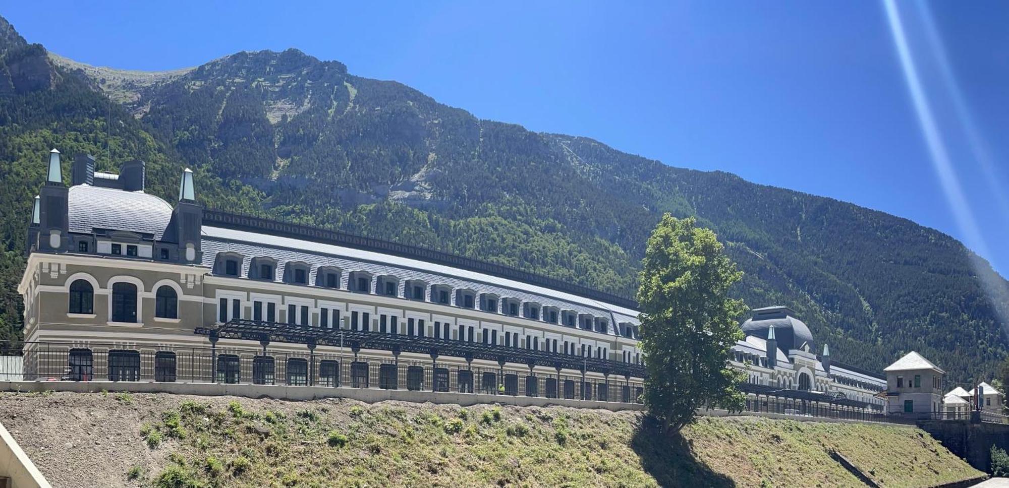 Calmfranc Atico Abuhardillado Con Vistas Al Rio Y La Montana Avistamiento De Ciervos En Canfranc Pueblo Exteriér fotografie