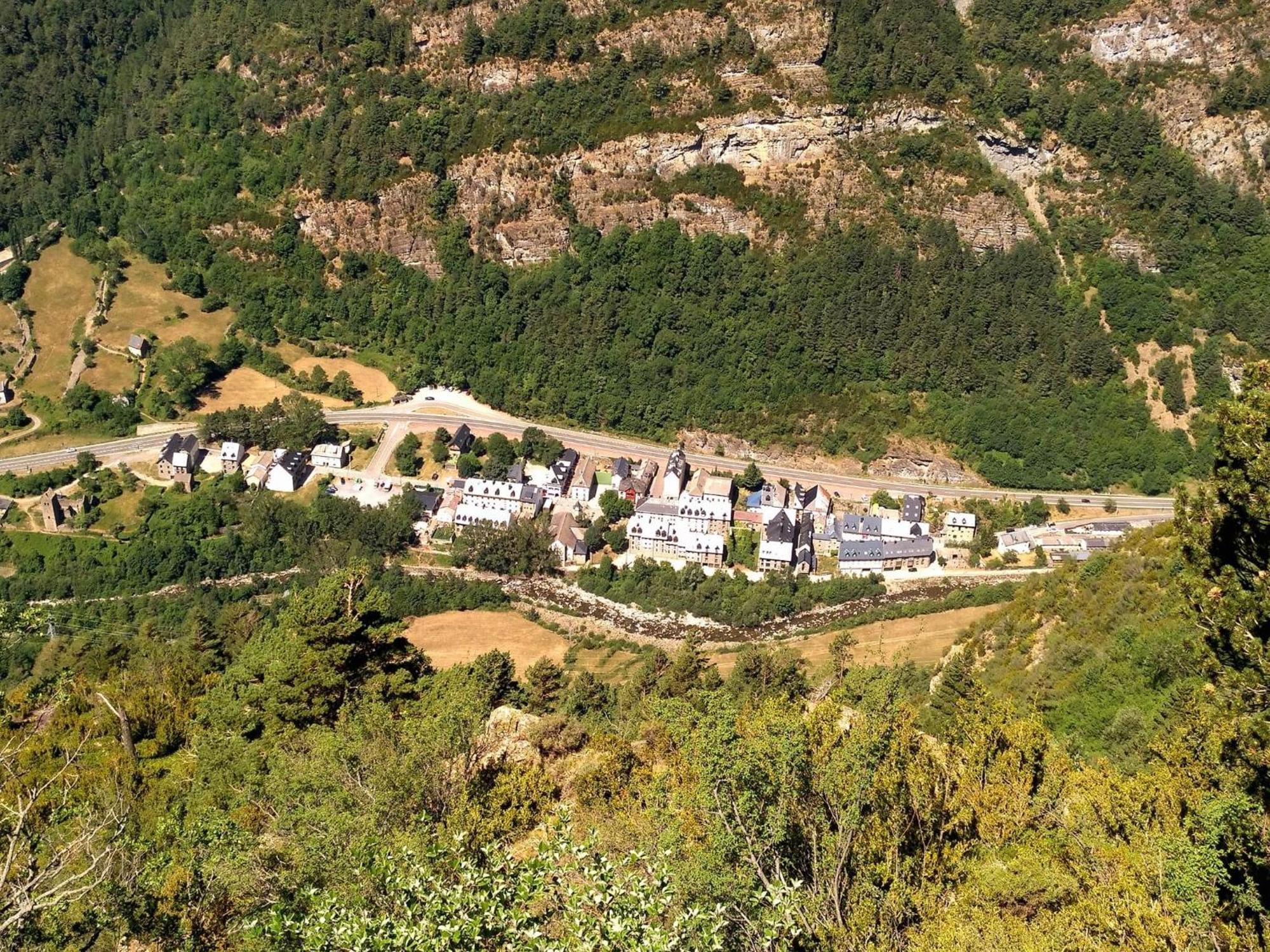 Calmfranc Atico Abuhardillado Con Vistas Al Rio Y La Montana Avistamiento De Ciervos En Canfranc Pueblo Exteriér fotografie